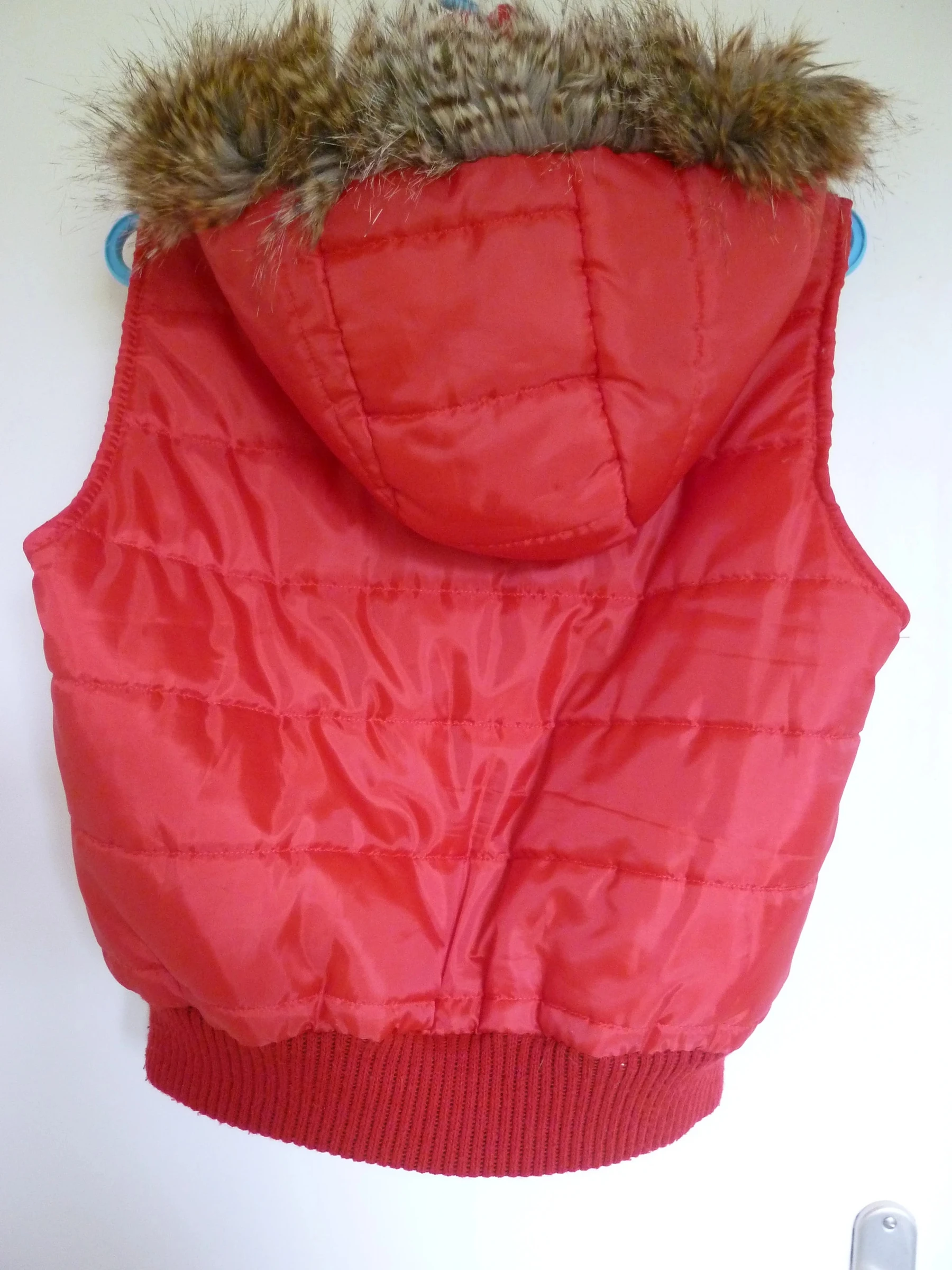 Sleeveless down jacket with hood – photo 2